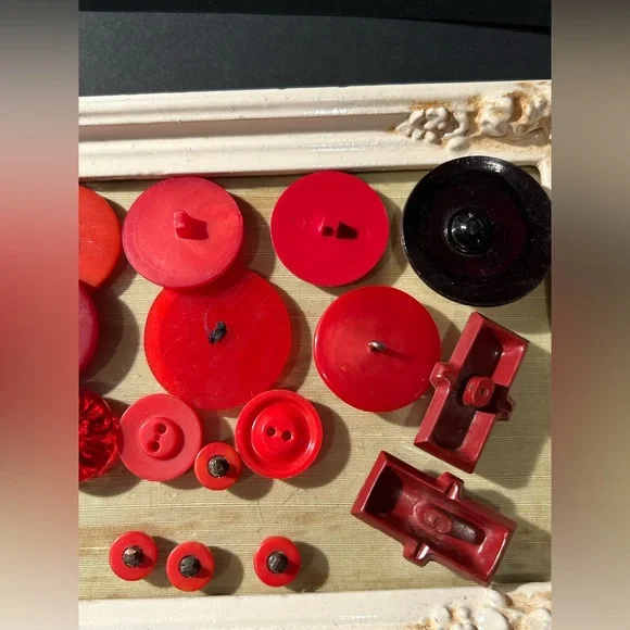 Lot of Vintage Red Buttons - Picture 7 of 8